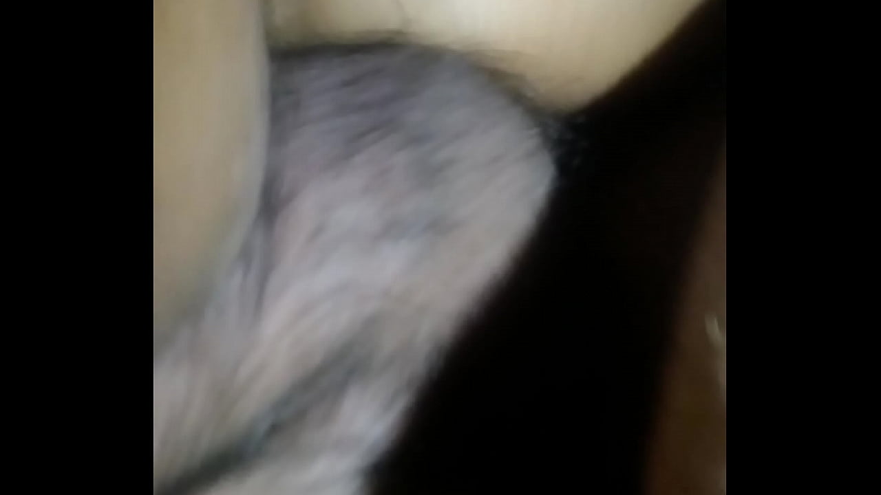 Mientras los hijos miran tele eya se acaba cabalgando m&iacute; pija