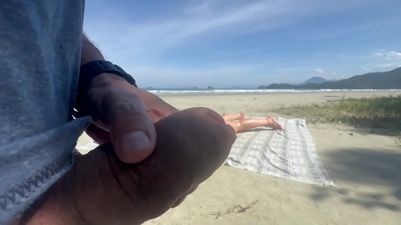 Rabuda empinando o rabo de micro biqu&iacute;ni