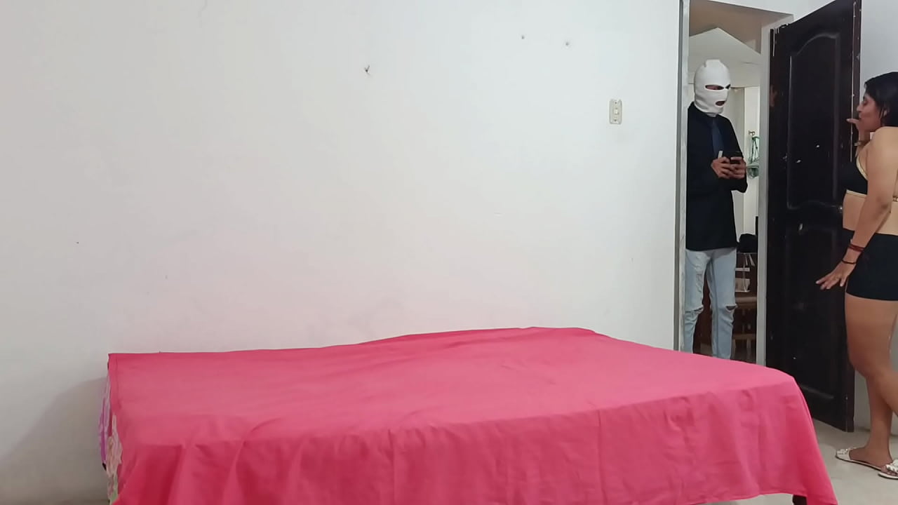 el cura religioso entra a una casa a predicar y la  ama de casa lo invita a realizar actos sucios pero deliciosos