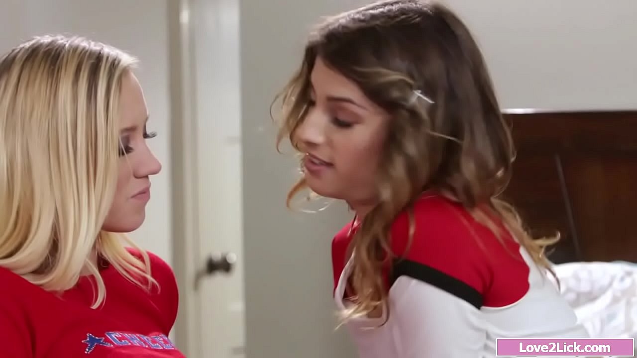 Blonde cheer captain licked by her nerd lesbian classmate