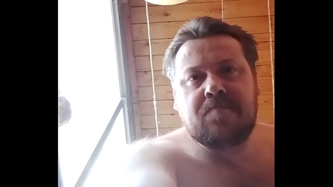 Гей дрочит член на камеру и ест собственную свежую сперму!