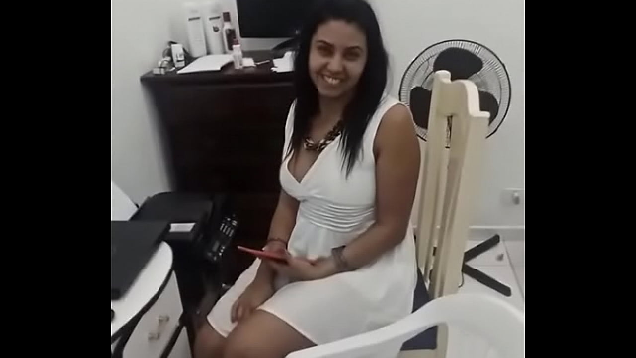 A maravilhosa pornstar Sarah Rosa, logo cedo nos mostrando seus peitinhos incr&iacute;veis