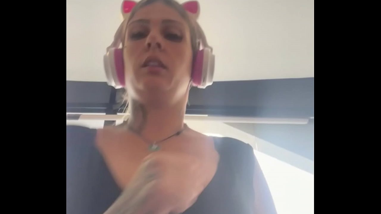 Treinando na academia eu corri tanto que meu peitos pulou pra fora fiquei com minto tes&atilde;o com essa cena que chega fiquei molhada!