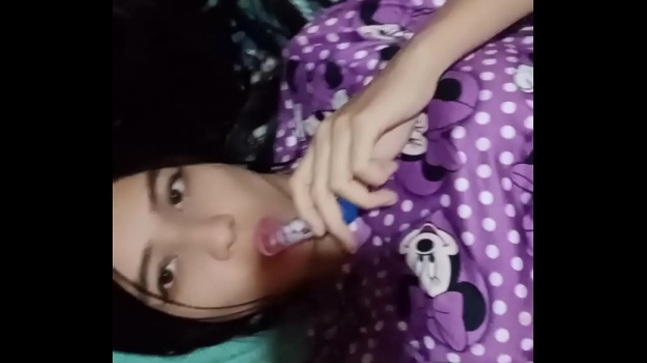 La vecina latina cachonda entra y ve a su vecino blanco masturb&aacute;ndose