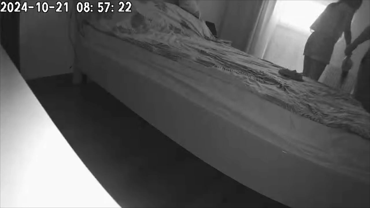 Жена установила скрытую камеру и сняла измену своего мужа и домработницы. Реальное видео