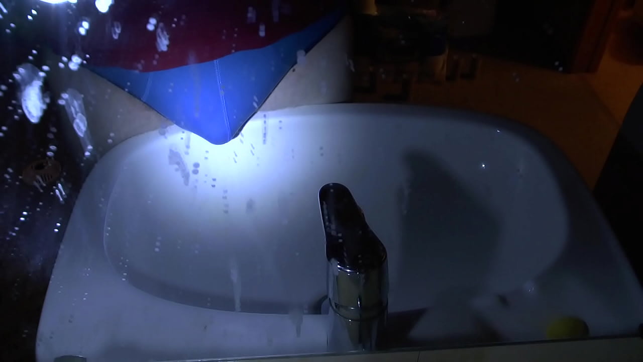 tisser i bl&aring; underbukse over vasken p&aring; badet