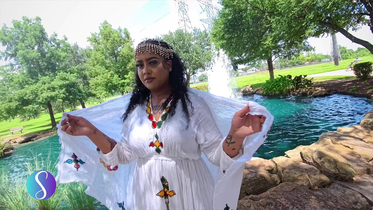 Big BOOTY ETHIOPIAN SLUT LOVES GETTING HER HOLES FILLED!