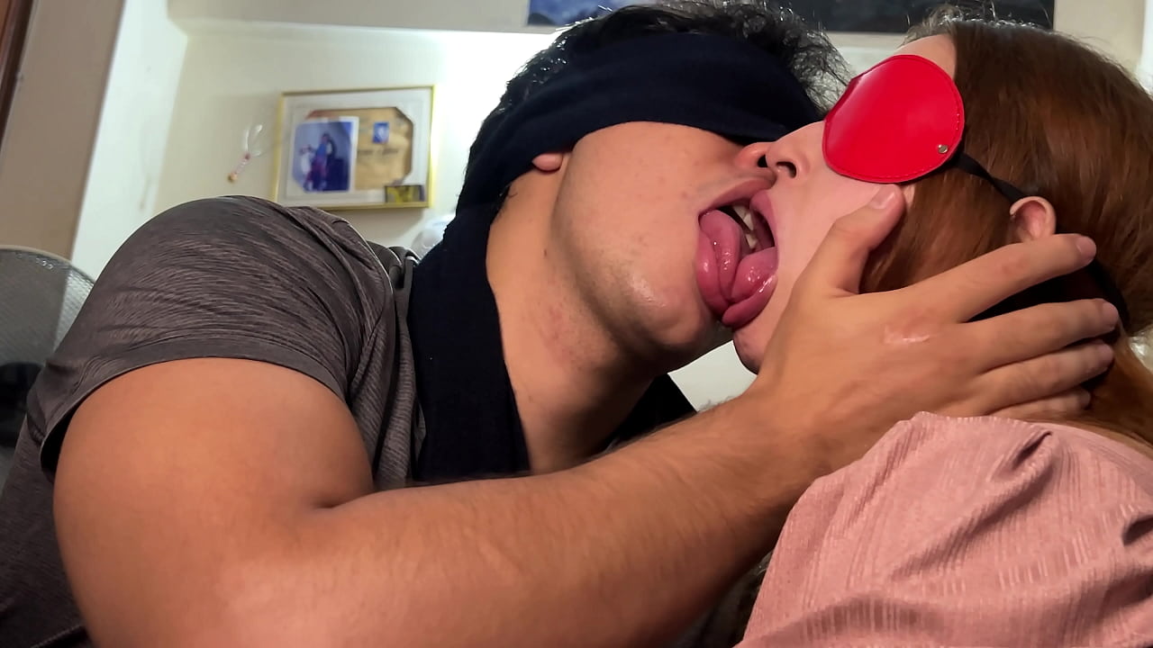 A ella le encantan los BESOS sucios y CALIENTES, llenos de SALIVA y con mucha LENGUA