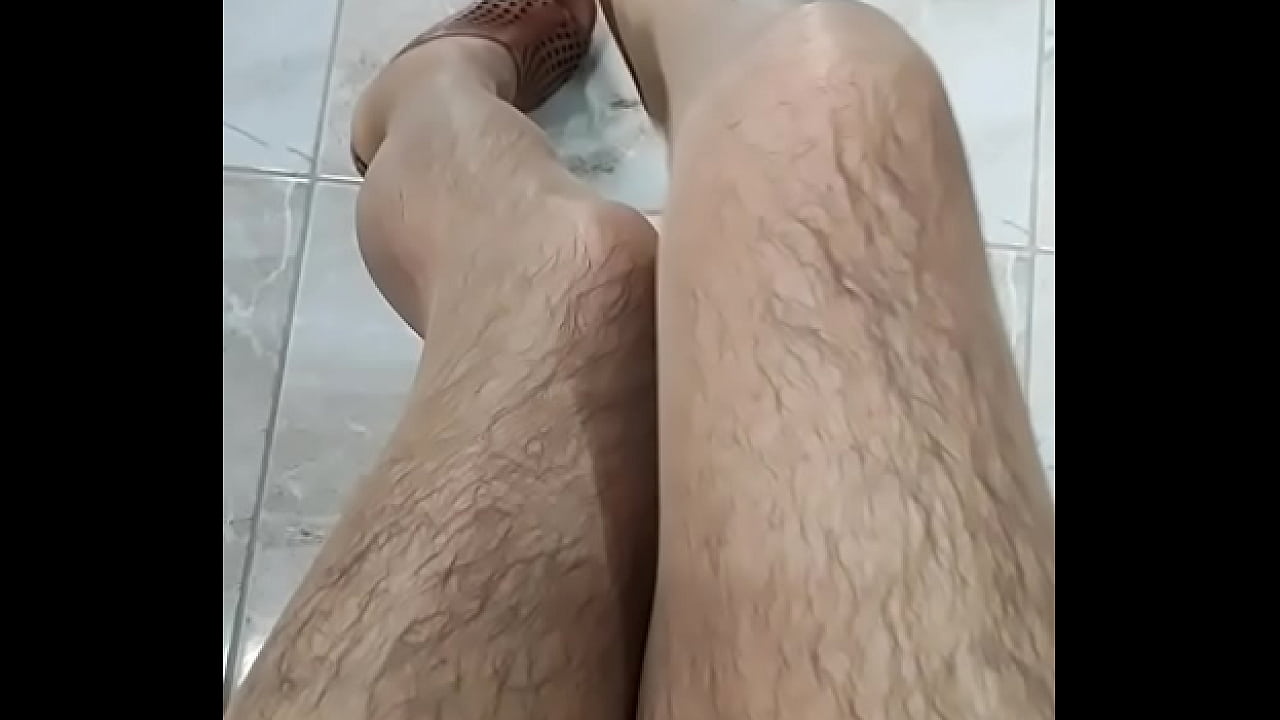 Deliciosa travesti desnuda, en zapatillas y pantimedias