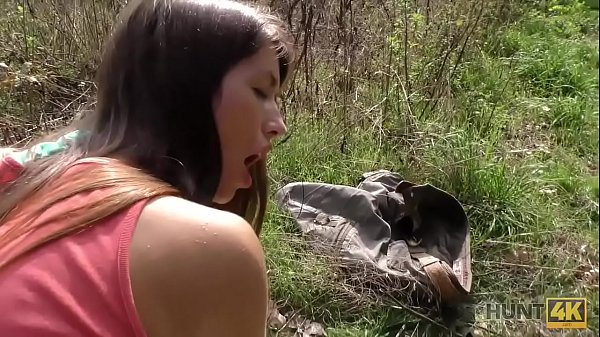 HUNT4K. Arrogant girl gets bais&eacute;e tous slits en public ramassage