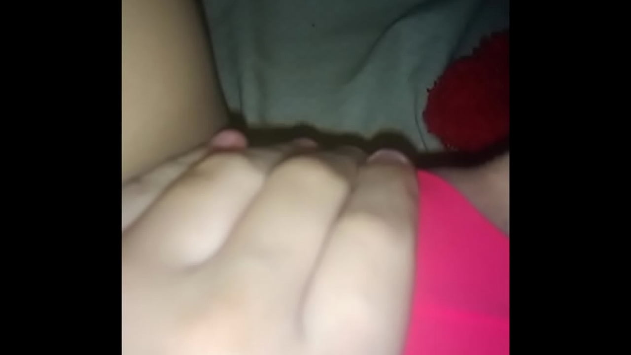 Gostosa se masturba no escuro e geme bem gostoso