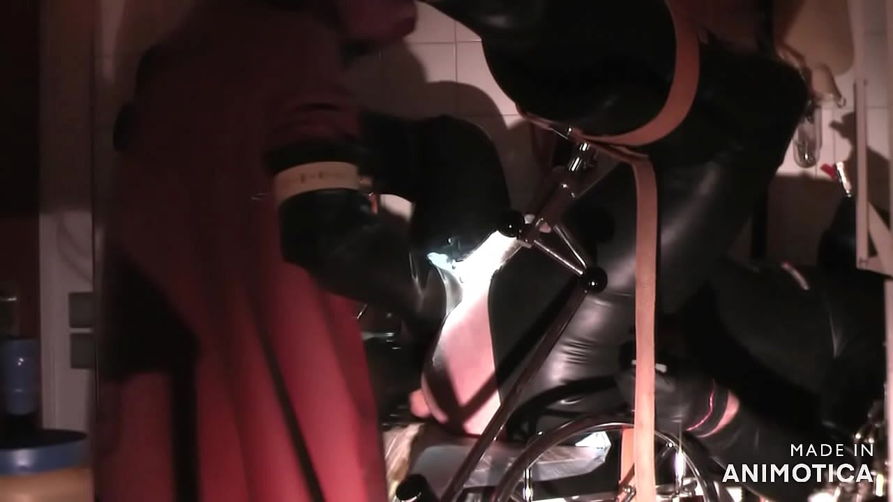 Gummischwester Agnes - schweres Rotgummi-Klinikgewand - eine kurze aber vor allem am Schluss intensive anale Dildo-Behandlung