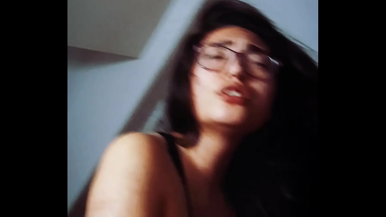 A Mi Hermanastra Le Gusta Sentirla Cuando Ella Esta Arriba