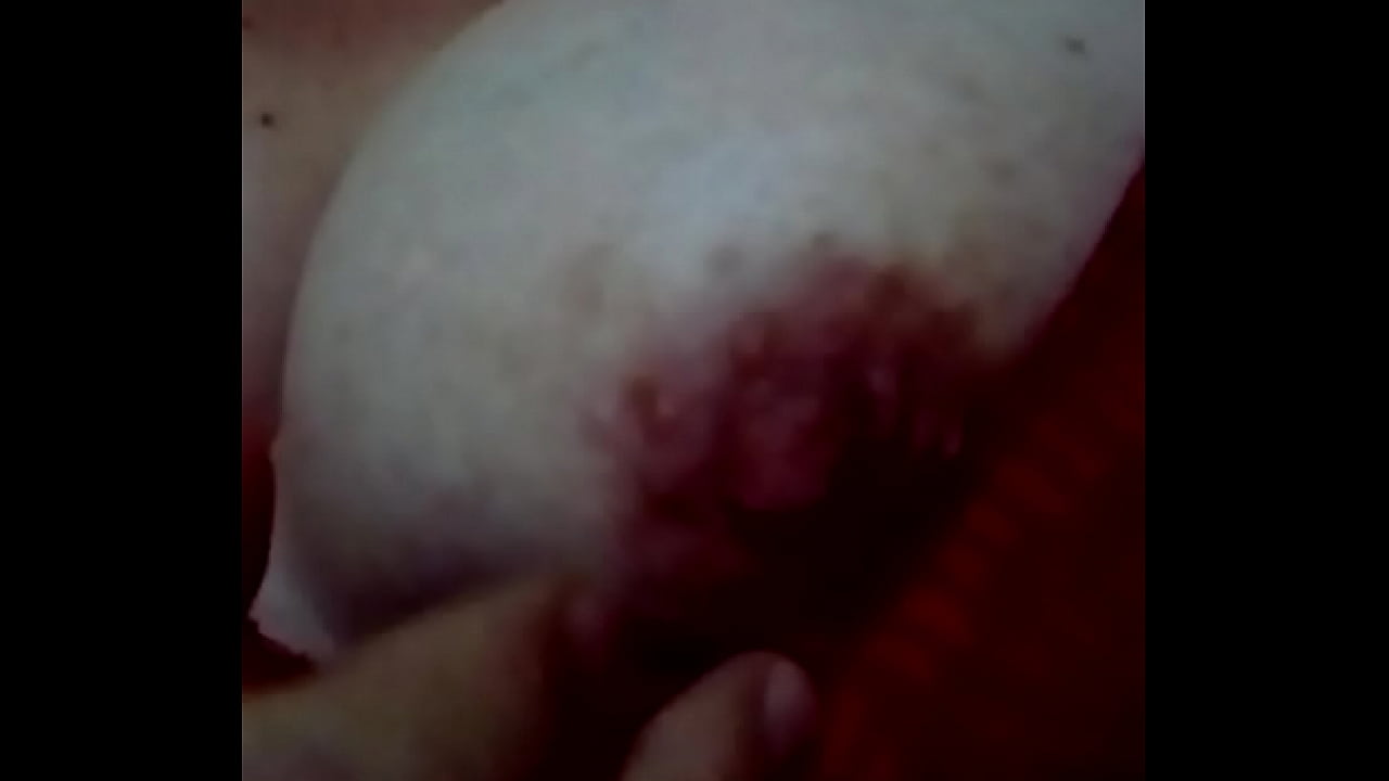 Mostrando las tetas por whatsap