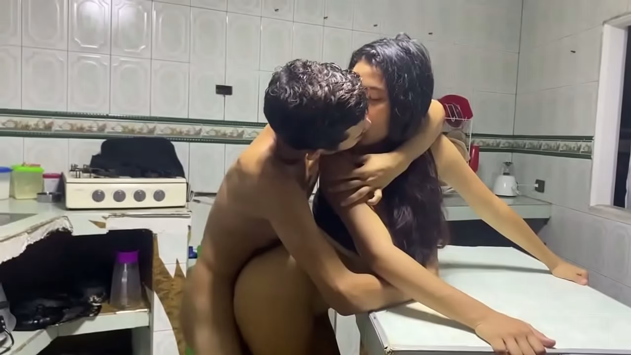 mi vecina se mete a mi cuarto y lo confundo con mi marido y le entrego mi cuerpo