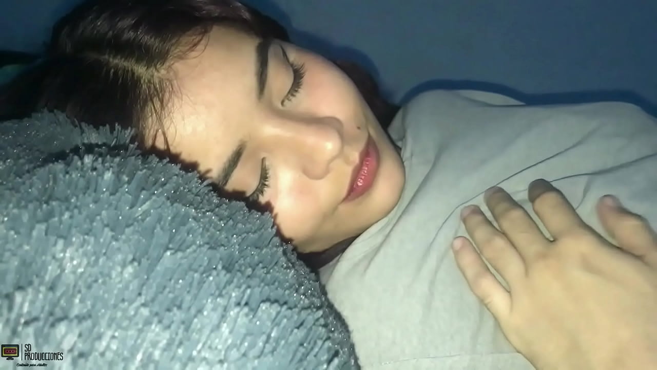 Sexo duro amateur y cachondo de dos hermanastros calientes en casa sola