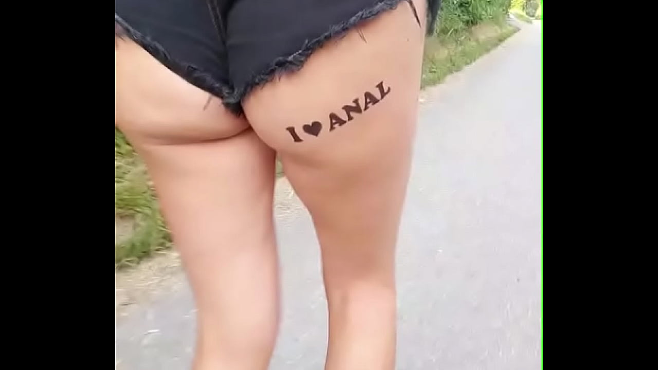 Ich beim Spaziergang mit Ich liebe anal tattoo an meiner Arschbacke