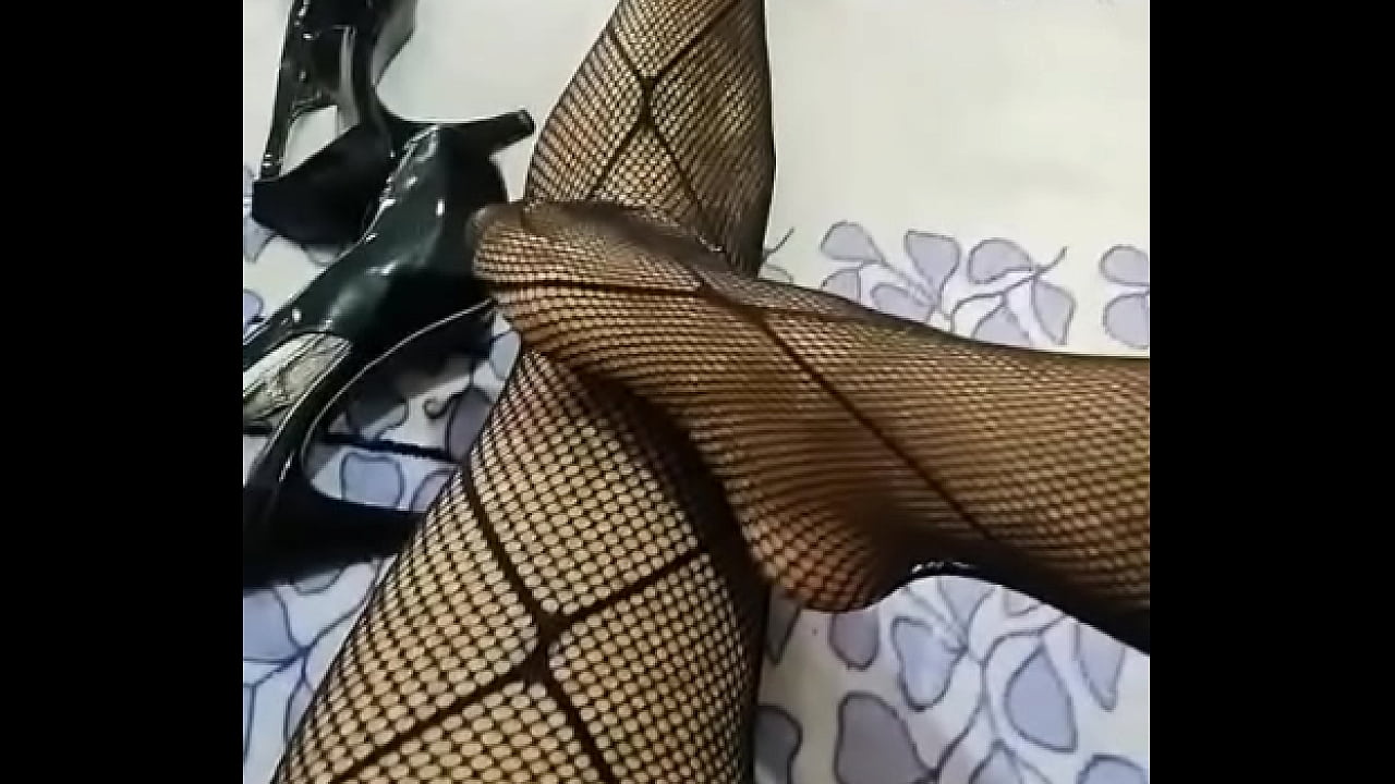 Deliciosa travesti en zapatillas y pantimedias