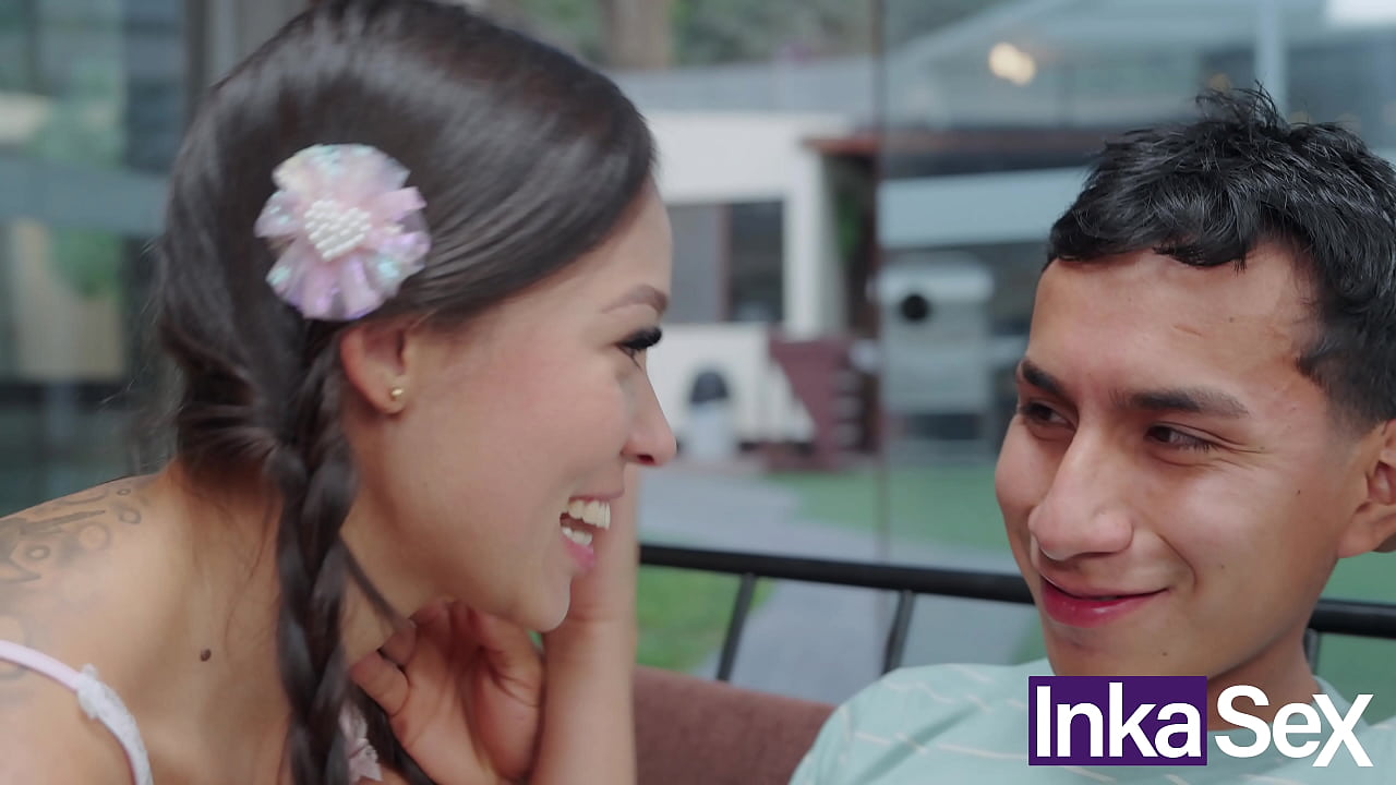 Mi Hermanastra me encuentra oliendo sus bragas y me folla a escondidas de mi Padrastro.