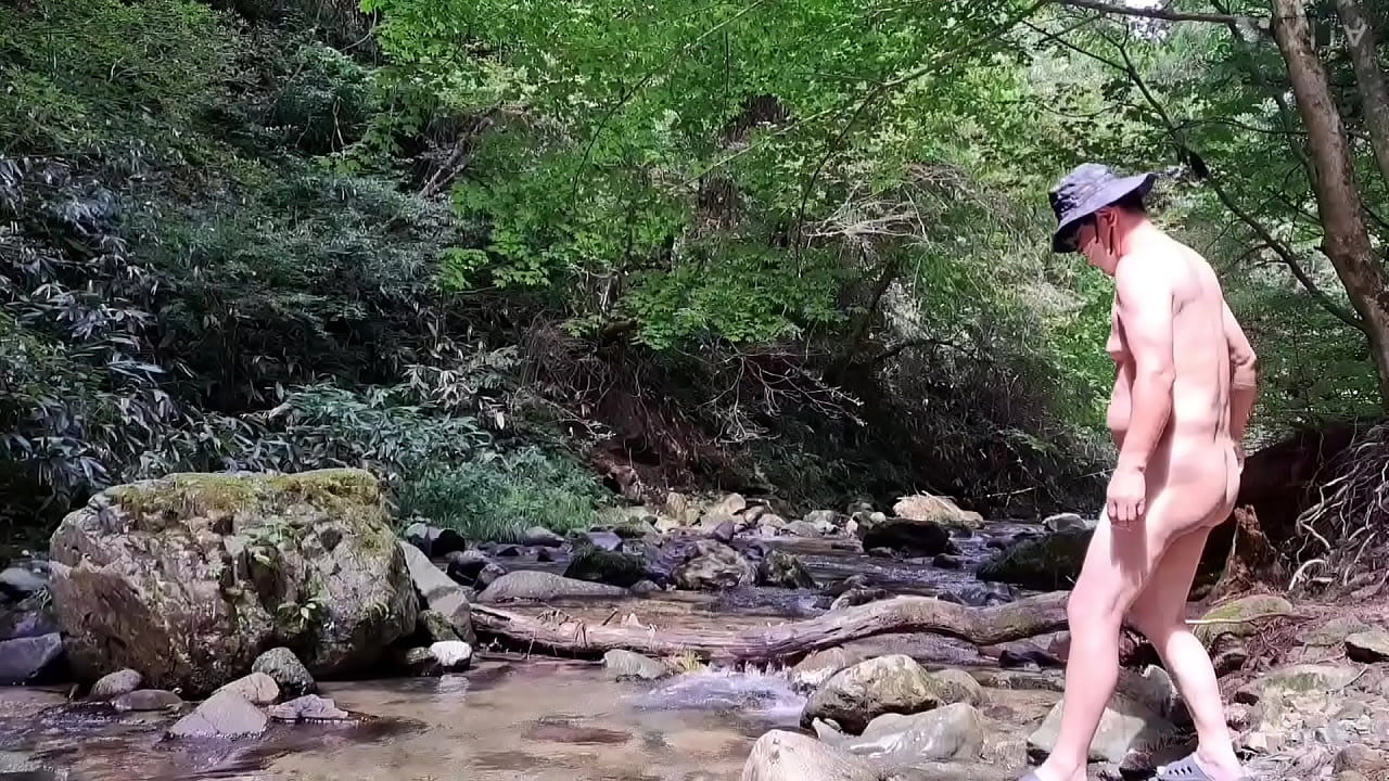 全裸で川遊び～女性二人に見られてしまいました