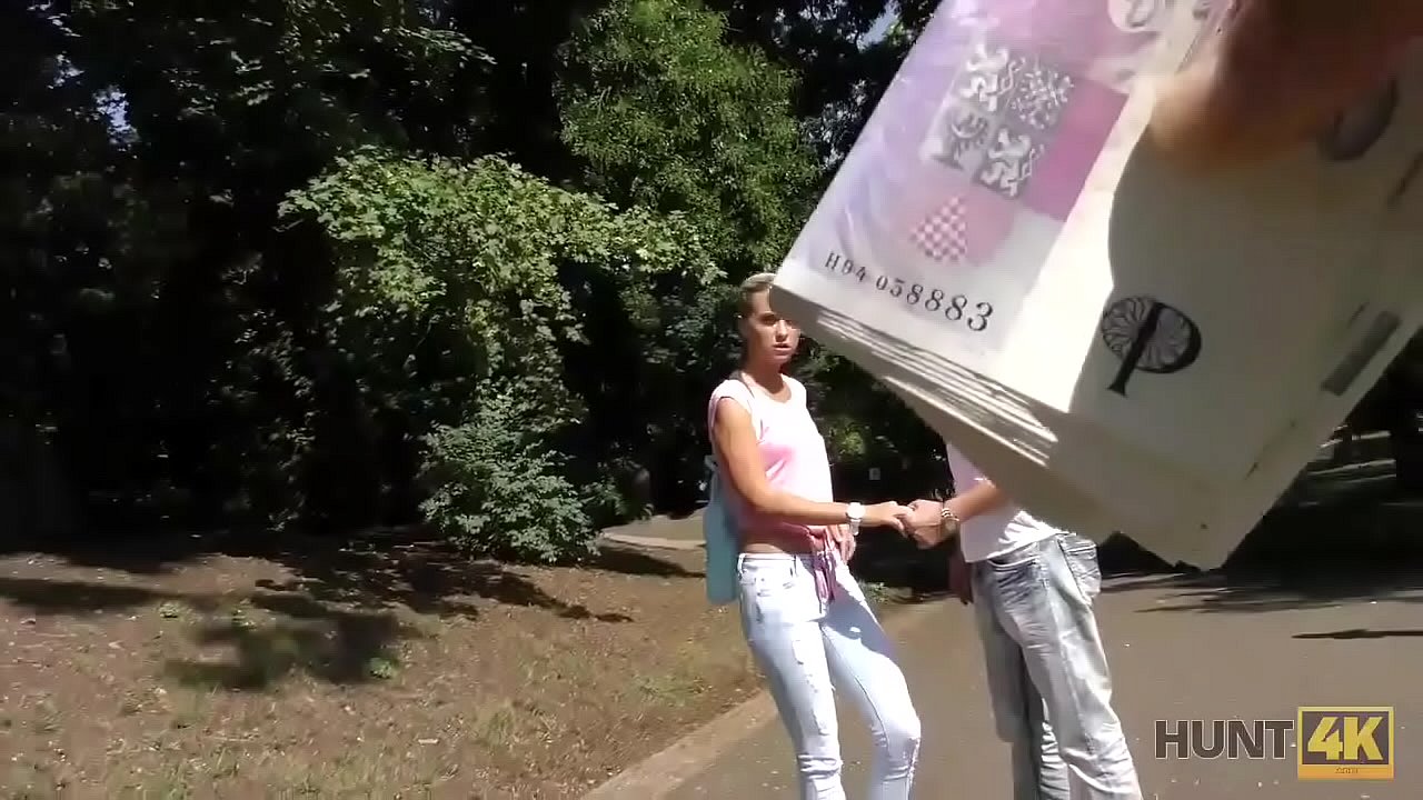 HUNT4K. Perfekt rasierte Muschi und enger Arsch kommen in die H&auml;nde des J&auml;gers