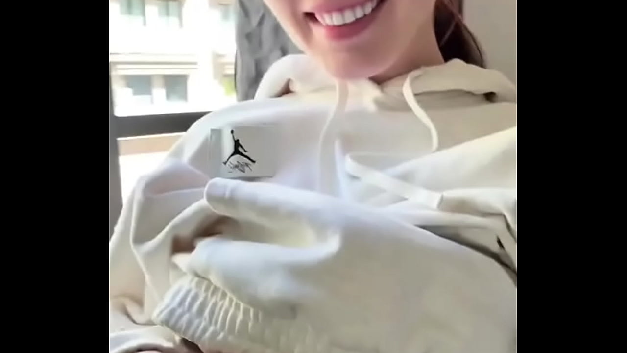 Naked &ldquo;hi&rdquo; to neighbours  RT if you wish to see me nude from your window