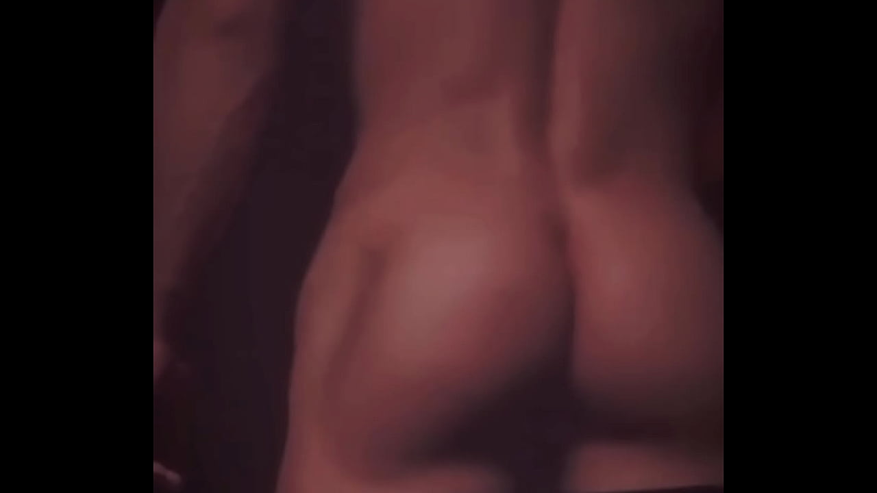 Mi compa&ntilde;ero de cuarto universitario hetero se deja tocar por prime vez y mi lo que pasa despues de una fiesta