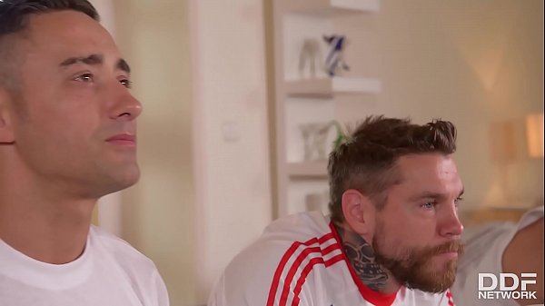 Triple cock penetration for leggy bombshell Eva Berger makes her cum after ass fuck