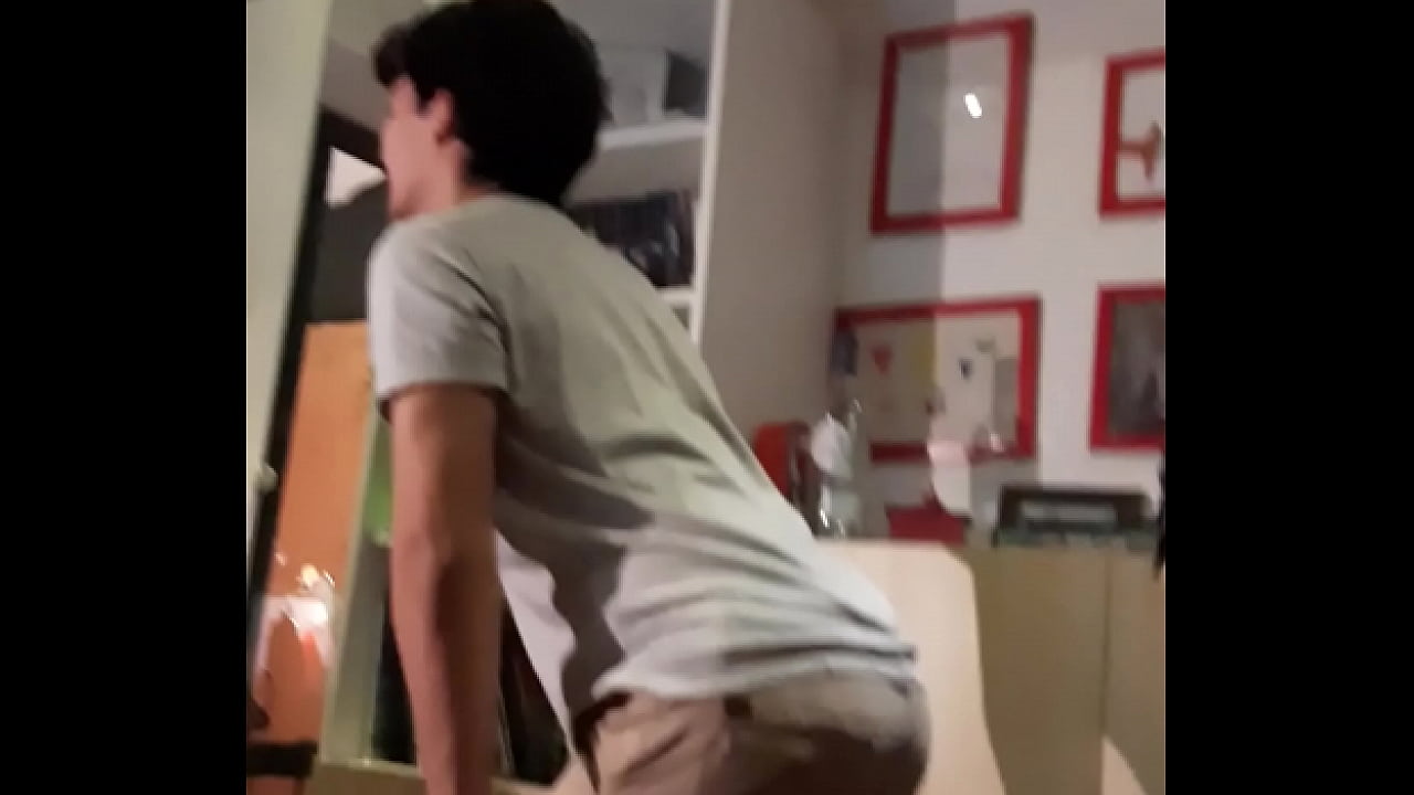 Jovem safadinho fudido pelo irmao Ruben enquanto av&ocirc; v&ecirc; cautelosamente