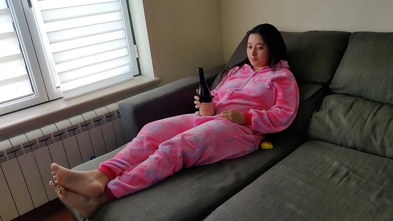 Usando hermanastra mareada y llen&aacute;ndola de esperma