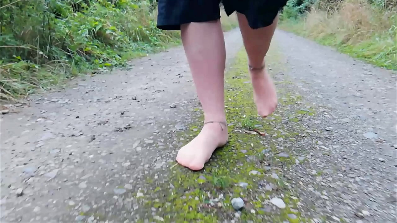 Nylonf&uuml;&szlig;e machen einen Spaziergang in der Natur