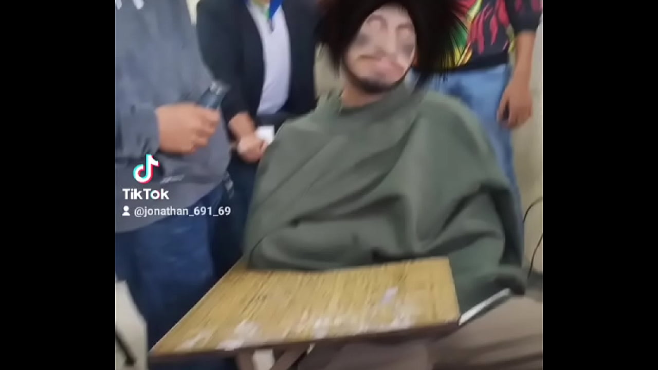 Chiquito calenturiento se prende con un toque