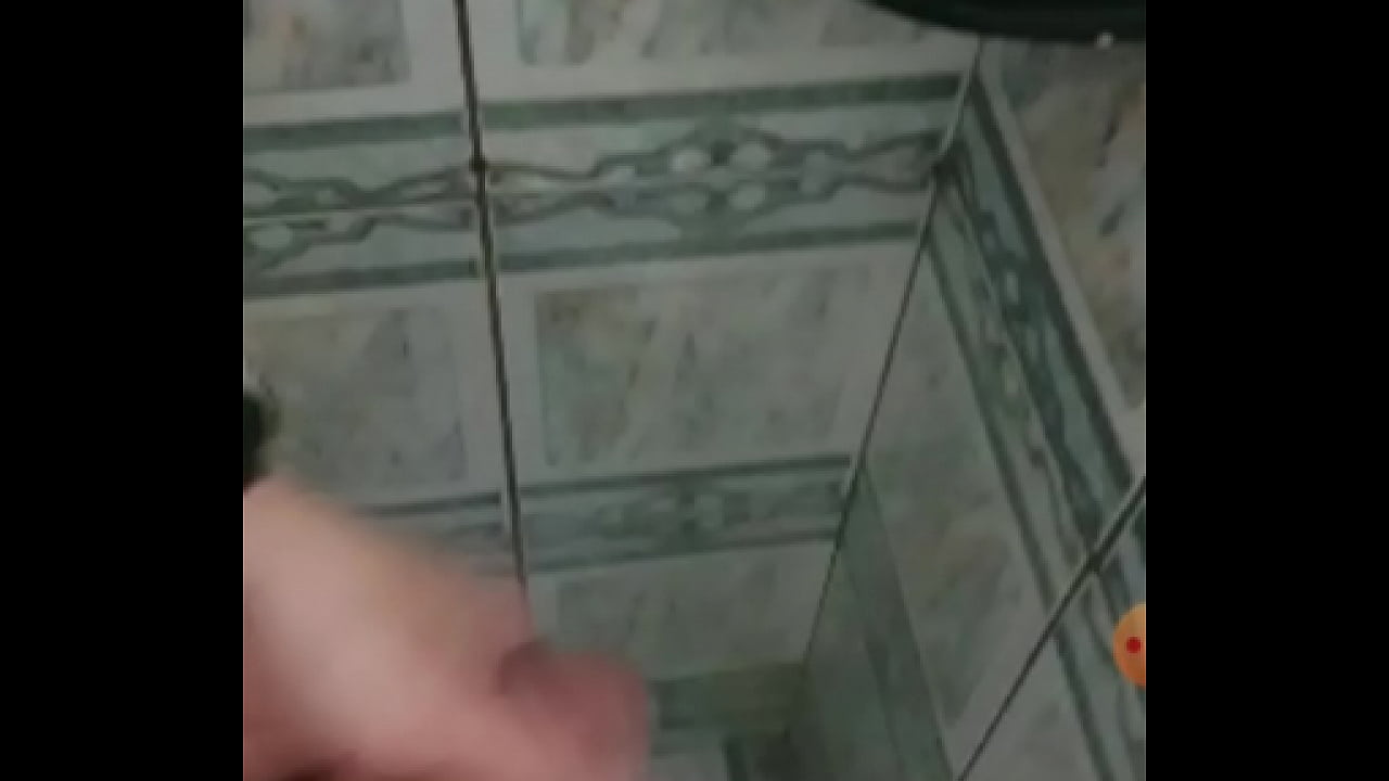 Men shows dick on shower on periscope