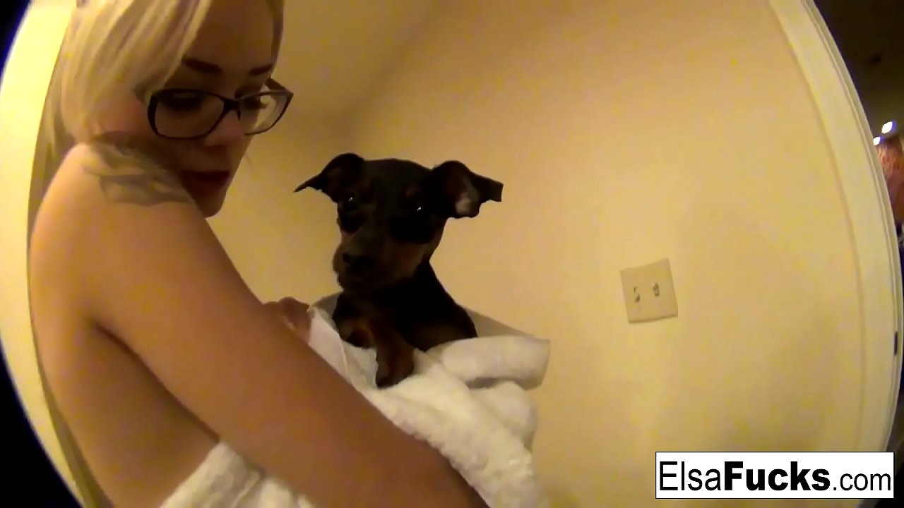 Sexy blonde babe works her wet pussy