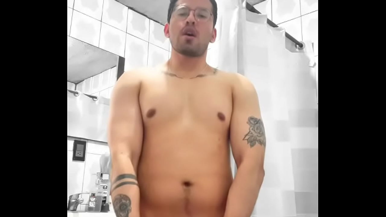 Activo se hace paja con juguete