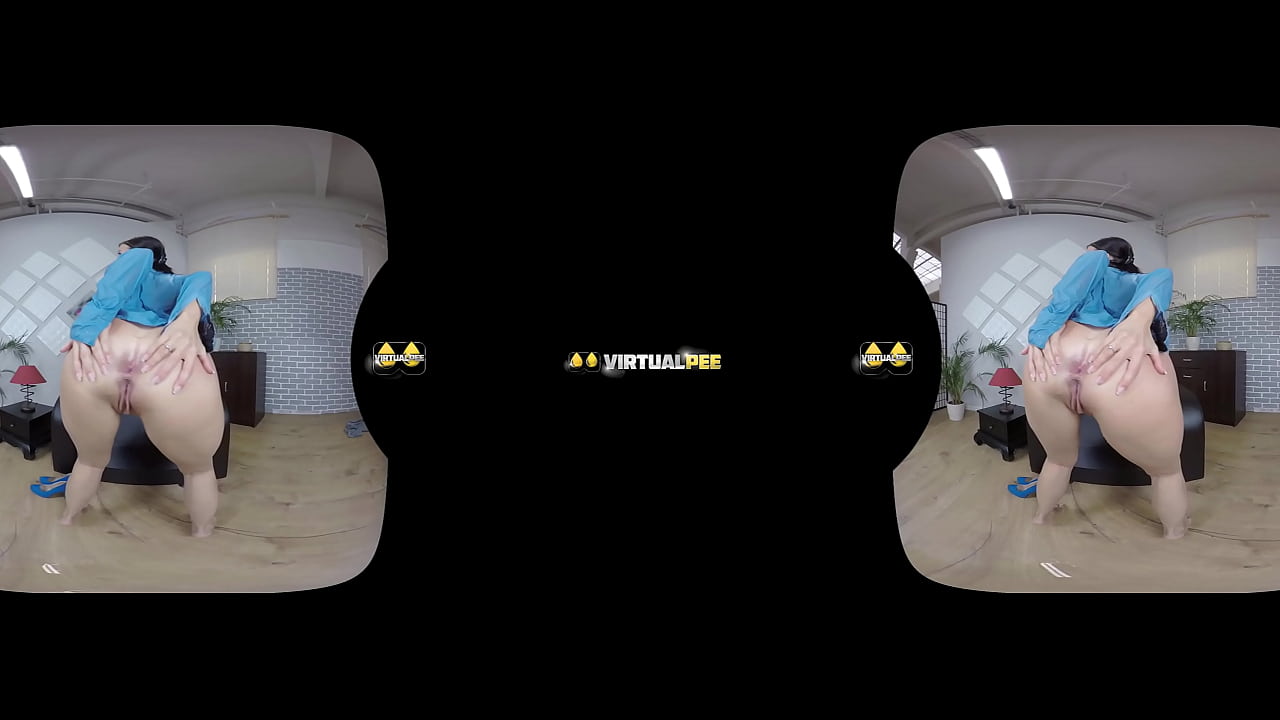 She masturbates and fingers herself to piss