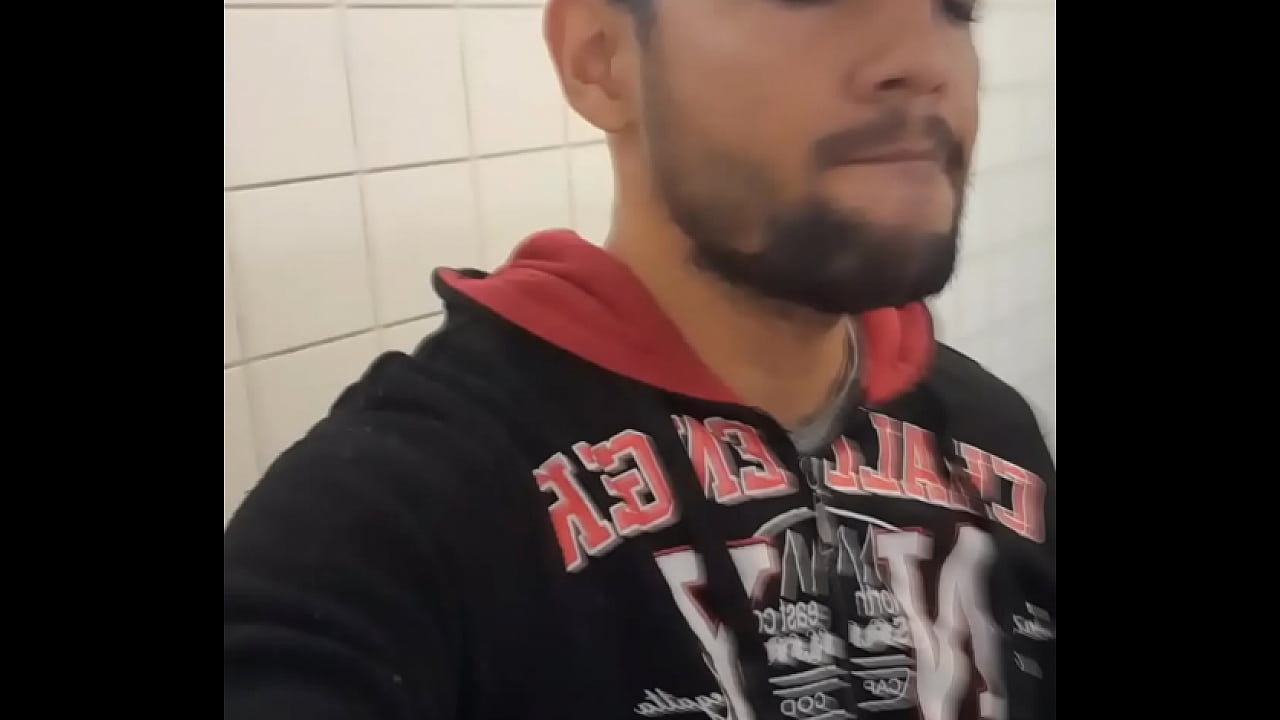 Safadeza no banheiro da academia, adrenalina a mil com esses machos - FULL SHEER