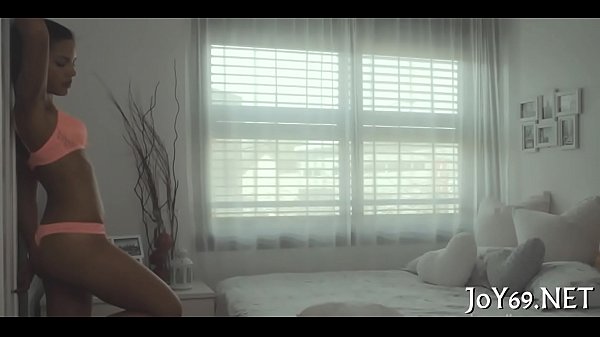 Solo babe stretches pink love tunnel