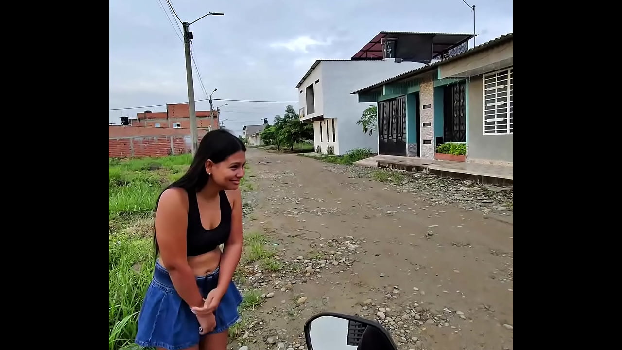 despues de la fiesta chica espera el uber y la convenso de ir a mi casa