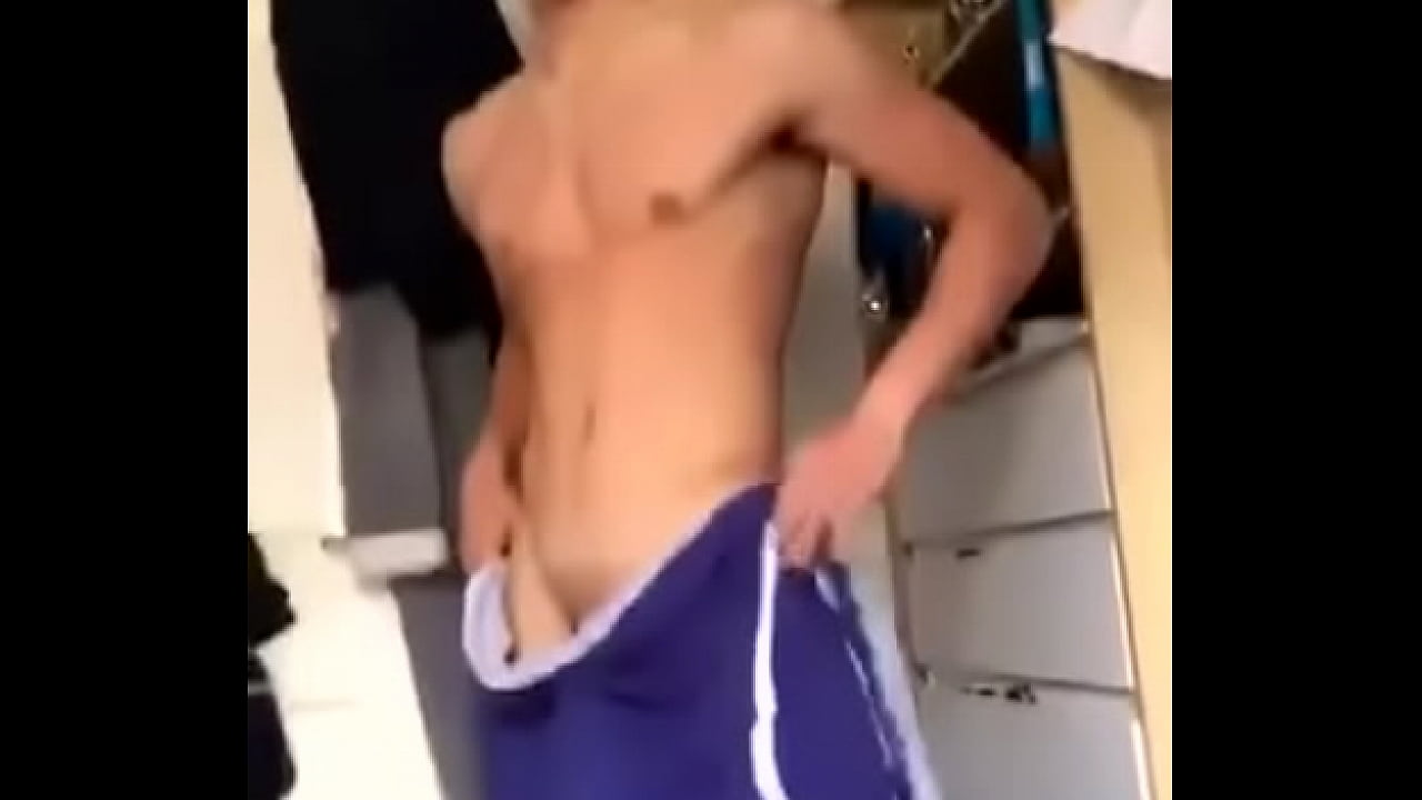 Hetero pauzudo girando o pau