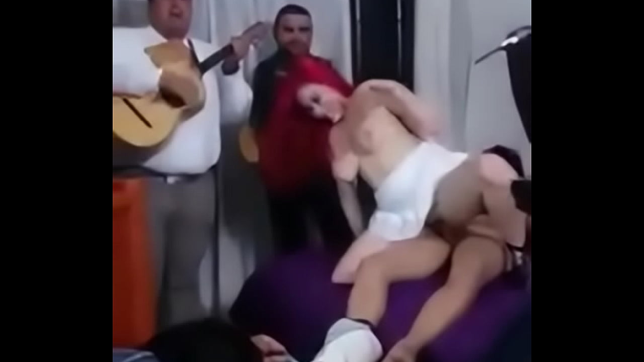 Cogiendo al ritmo de mariachi