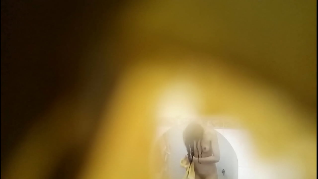 Quay l&eacute;n chị kế ph&ograve;ng trọ tắm