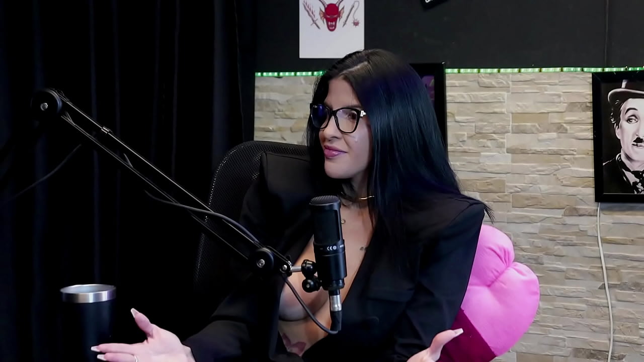 Safada faz stripper, mostra os peitos e a buceta ap&oacute;s dizer que engole e brinca com o gozo - Leticia Braga (WATCH ON: SHEER/RED)