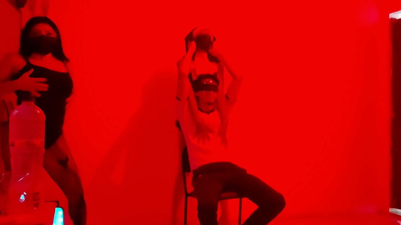 A scruffy man invites us to an exclusive catwalk to perform a sexy dance in erotic lingerie.