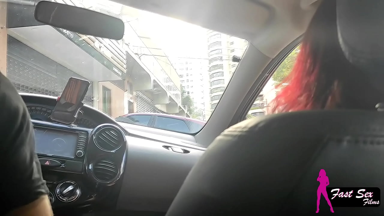 MOSTREI MINHA RABA NA RUA E O ENTREGADOR DE APLICATIVO ME CHUPOU NO CARRO - I SHOWED MY ASS ON THE STREET AND THE APP DELIVERY GUY SUCKED ME OFF IN THE CAR