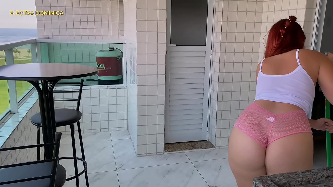 Essa empregada veio de shortinho, provocando... n&atilde;o teve jeito, meti at&eacute; gozar nela