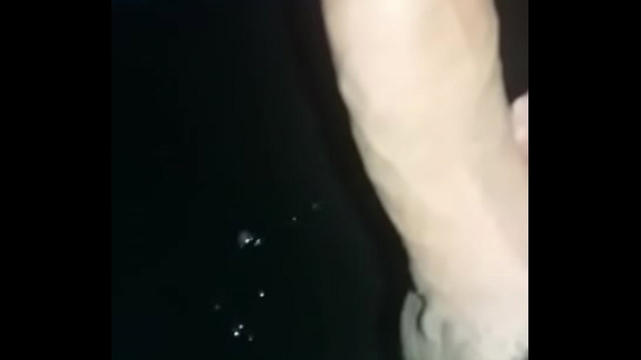 Soraia P&eacute;rola esvaziando a mamadeira , tirando bastate leitinho