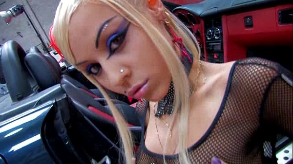 Melody una espa&ntilde;ola follando en un coche