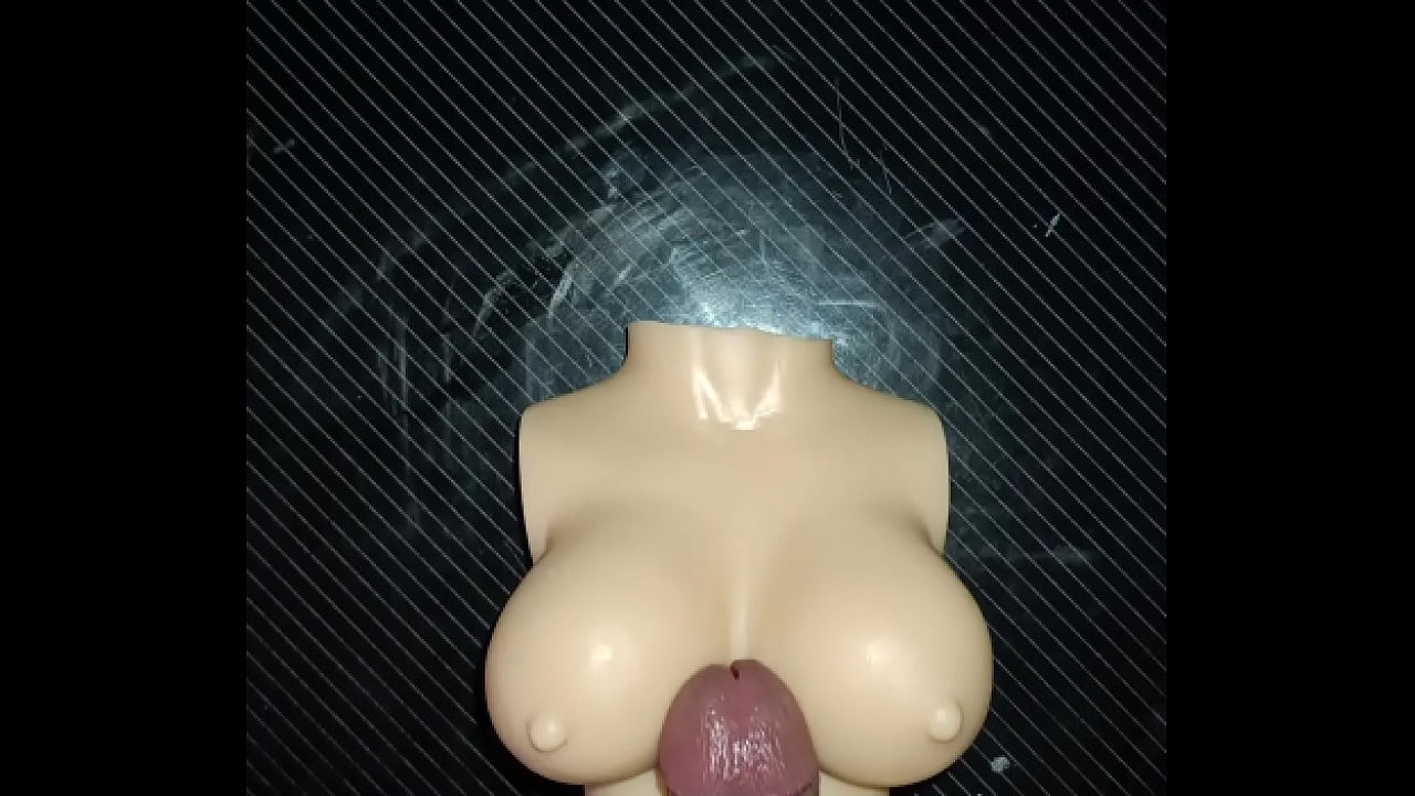 Me hago una paja rusa con las peque&ntilde;as tetas de Dolly!