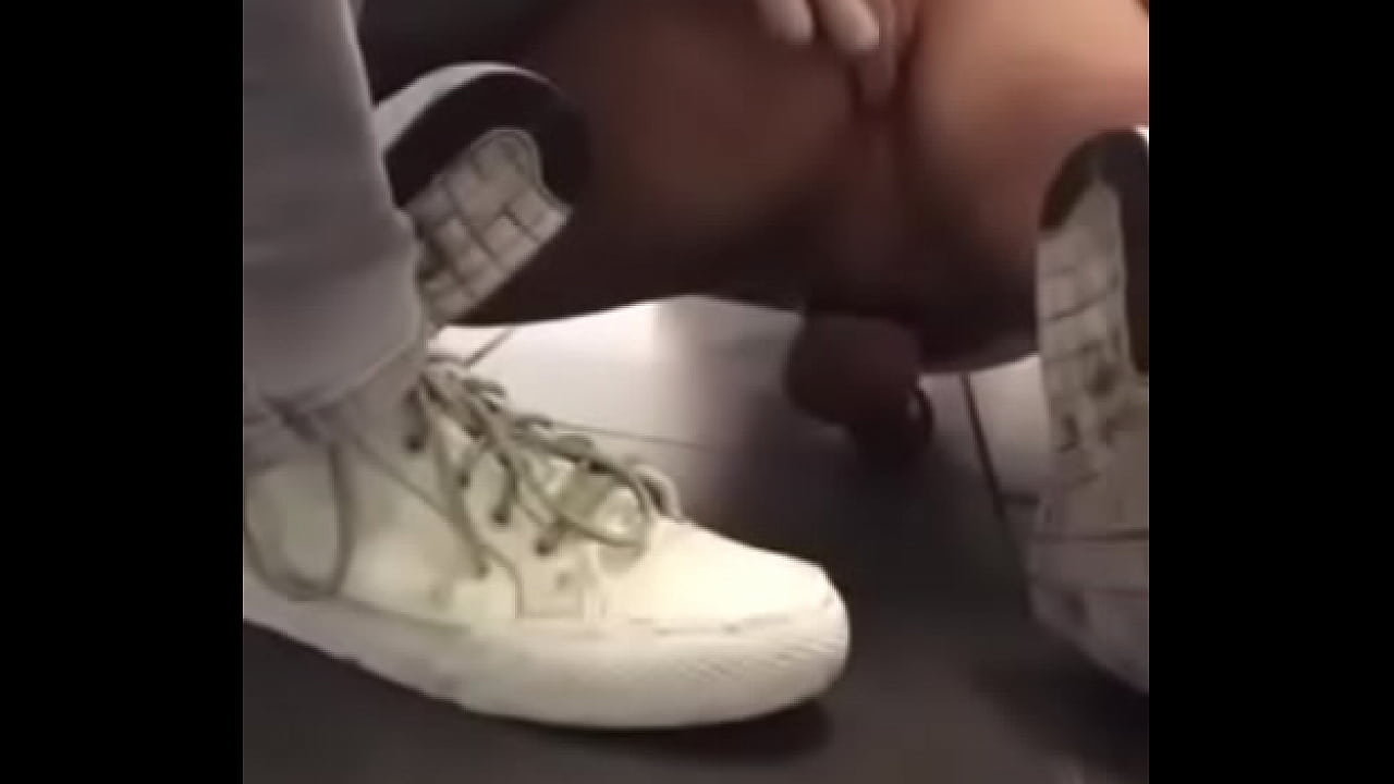 FLAGRA BANHEIRO P&Uacute;BLICO 4